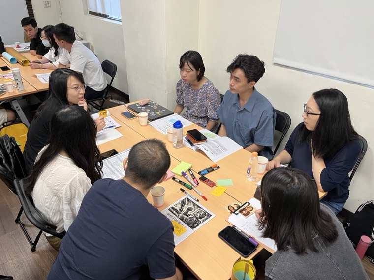 參與者圍桌討論並製作海報